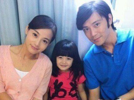 小山竹的爸爸妈妈照片,温馨家庭照背后的故事